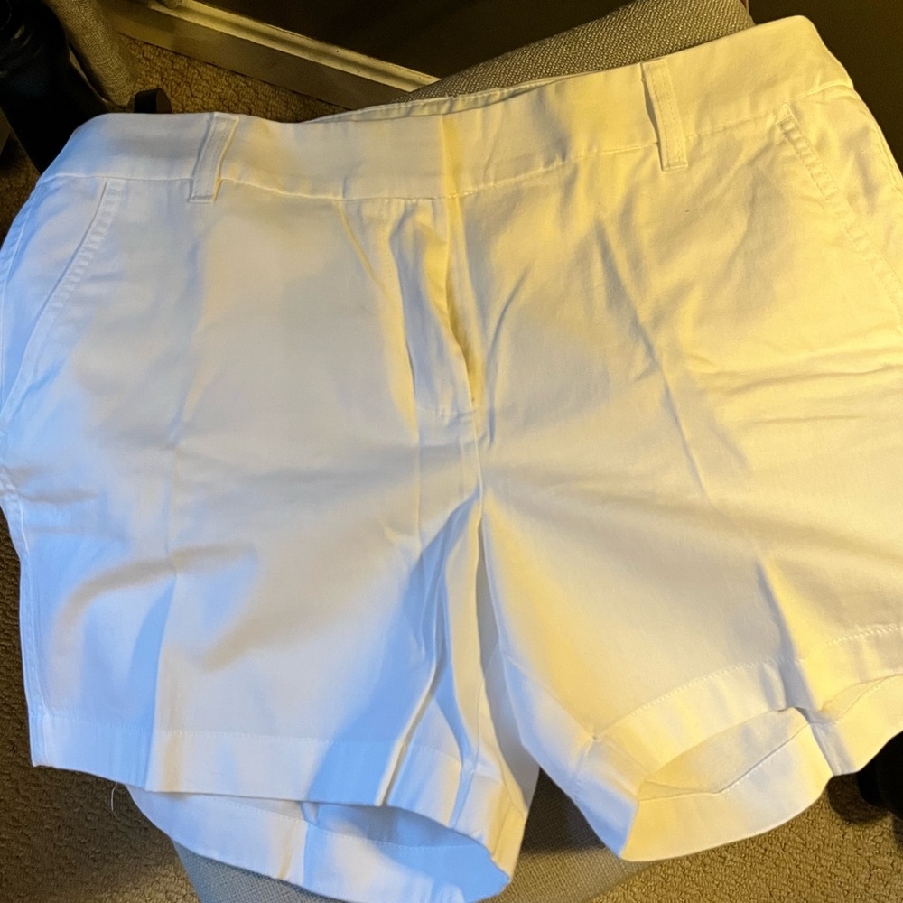 J.CREW brand new White Bermuda Shorts with Flat Front Design. 5”short .
